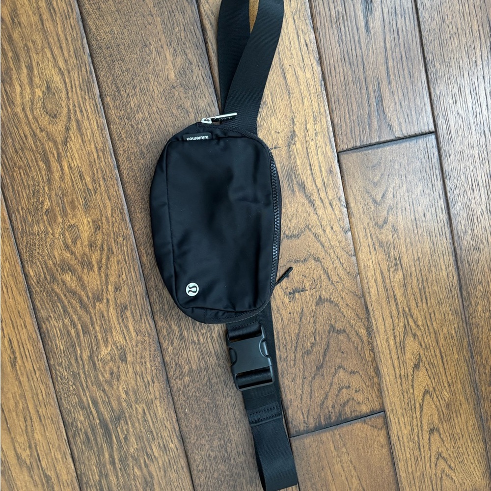 Lululemon Everywhere Belt Bag Color:Black